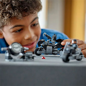 Batman & Selina Kyle Motorcycle Pursui LEG76179